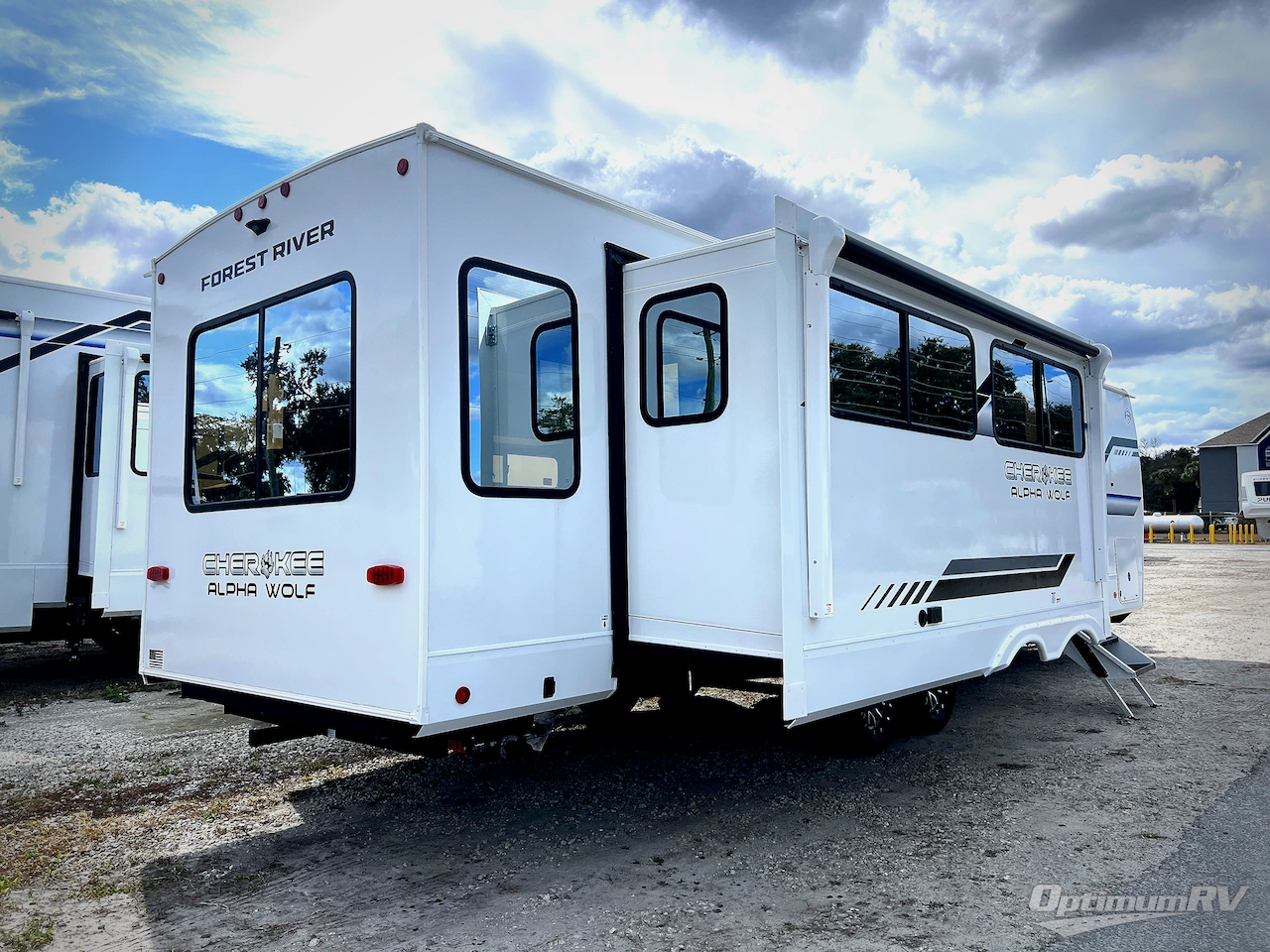 2026 Forest River Cherokee Alpha Wolf 26RL Photo 3