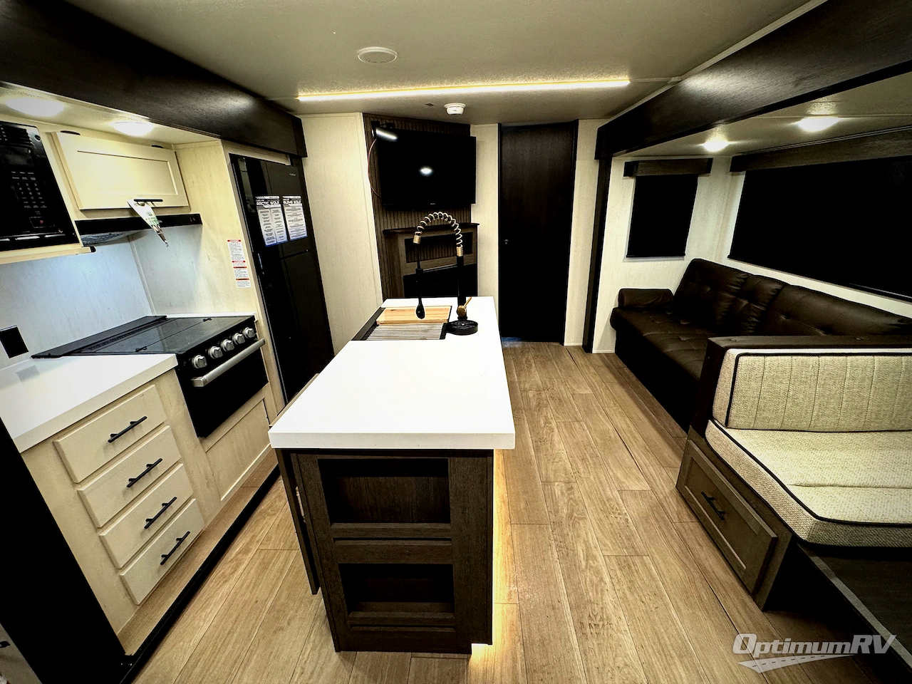 2026 Forest River Cherokee Alpha Wolf 33BH Photo 4