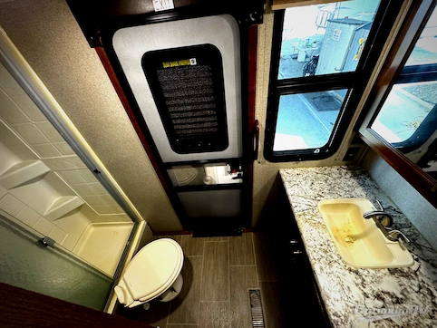 2019 Keystone Avalanche 395BH RV Photo 4