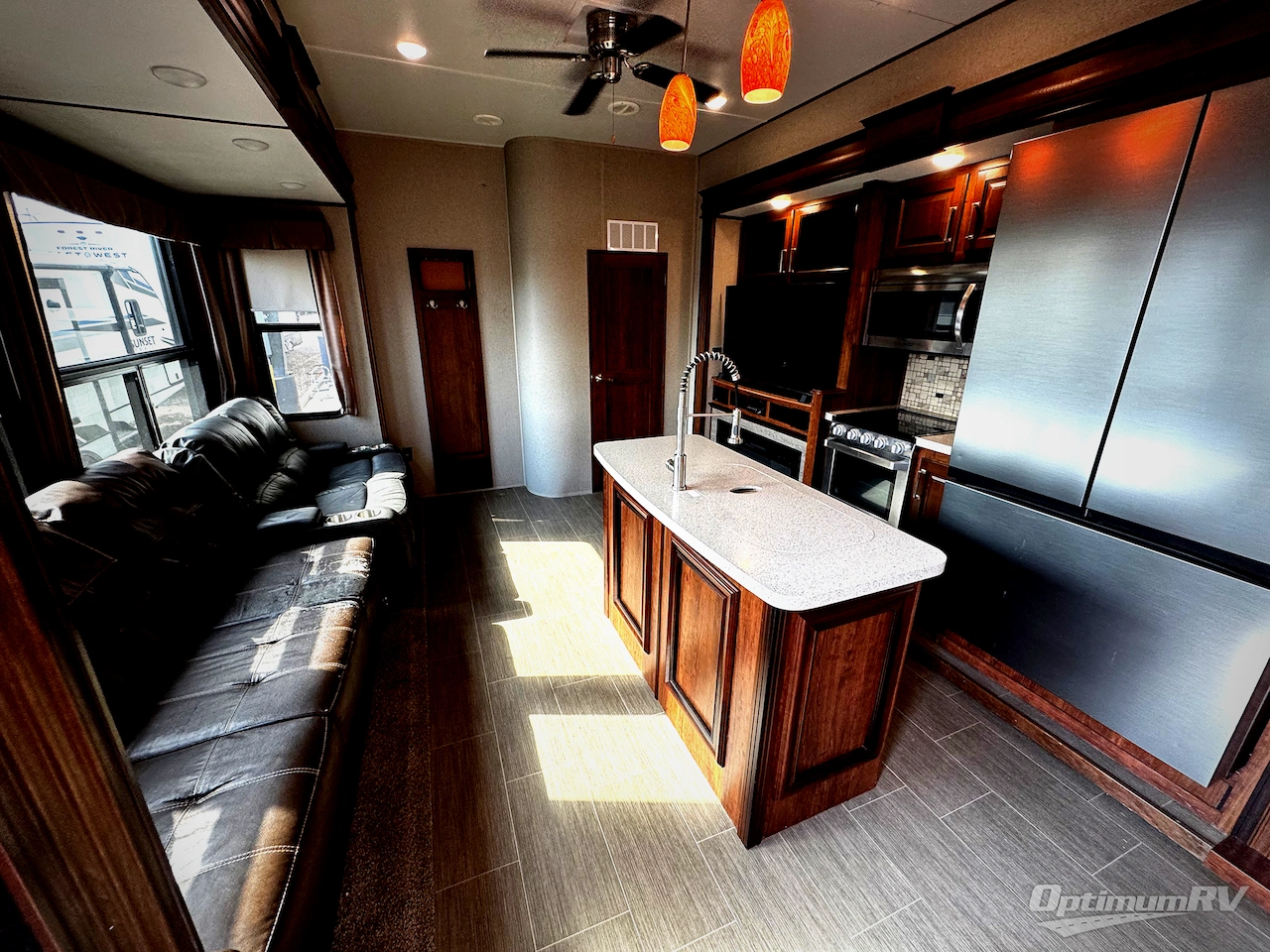 2019 Keystone Avalanche 395BH Photo 4