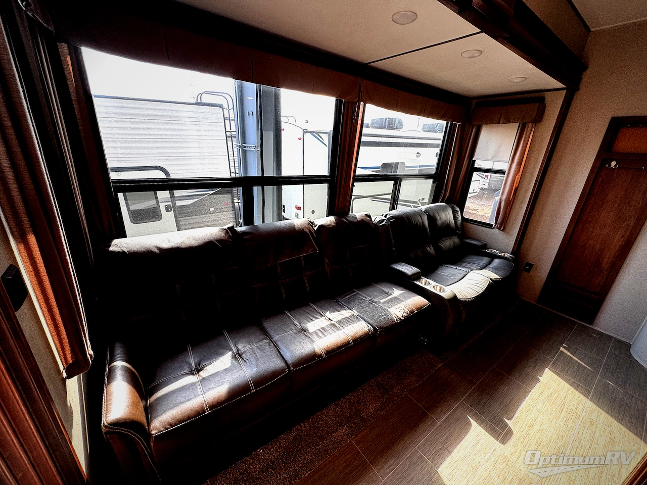 2019 Keystone Avalanche 395BH Photo 5