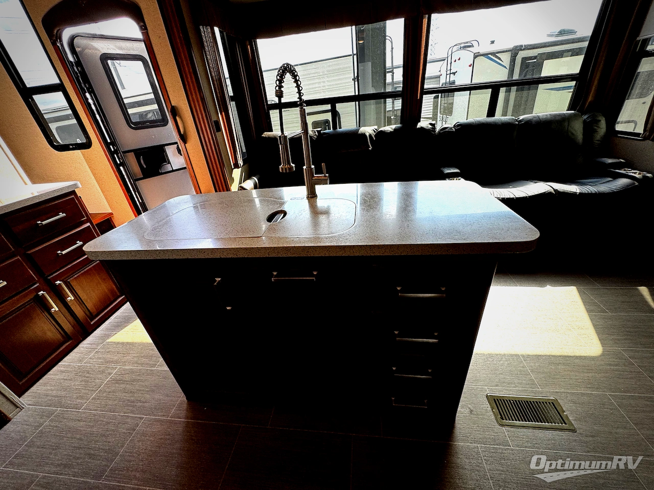 2019 Keystone Avalanche 395BH Photo 9