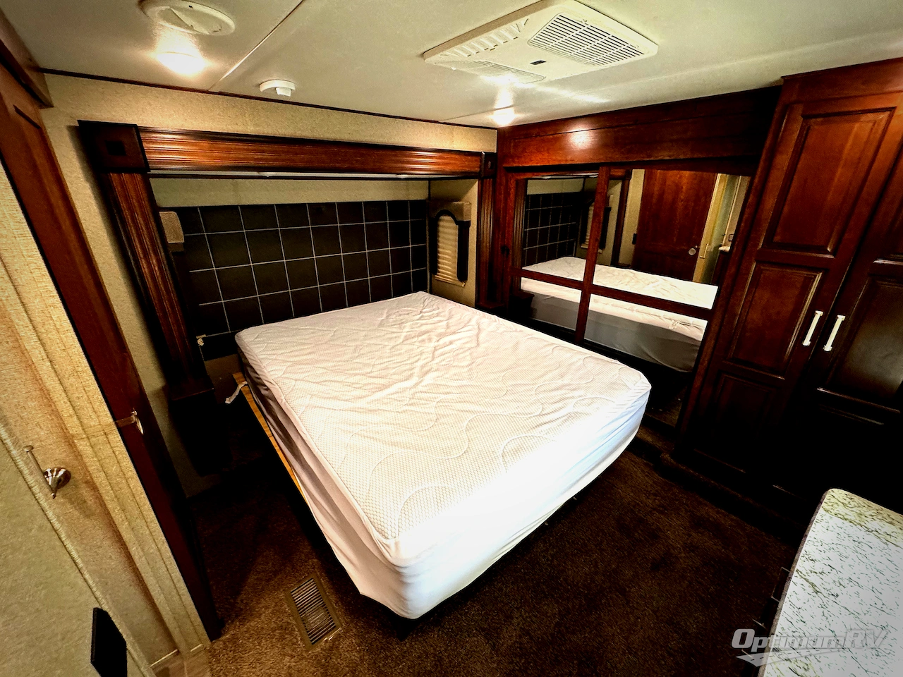 2019 Keystone Avalanche 395BH Photo 16