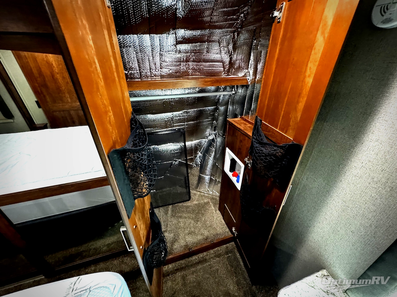 2019 Keystone Avalanche 395BH Photo 17