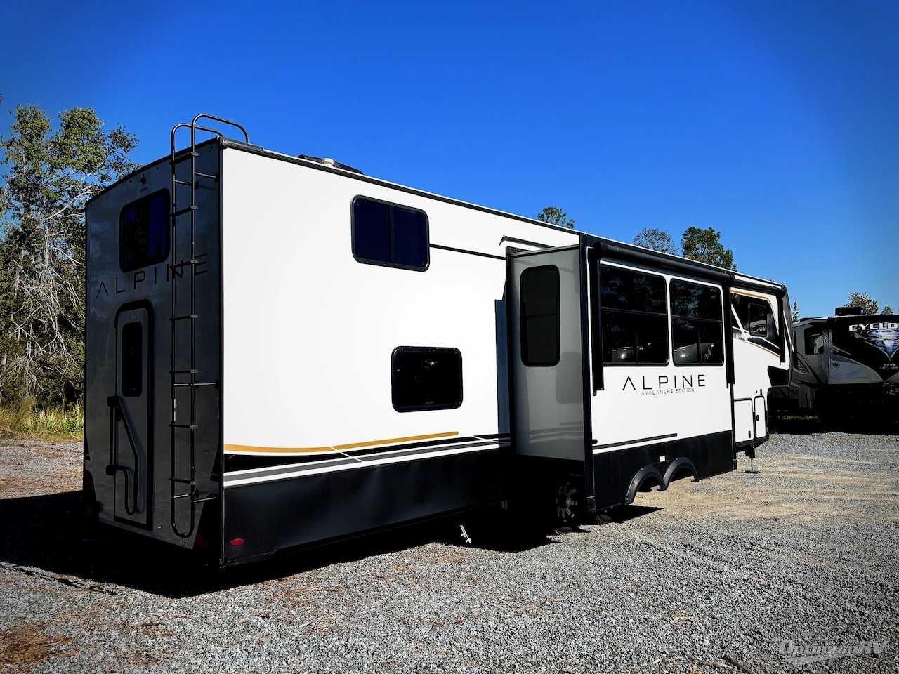 2024 Keystone Alpine Avalanche Edition 390DS Photo 2