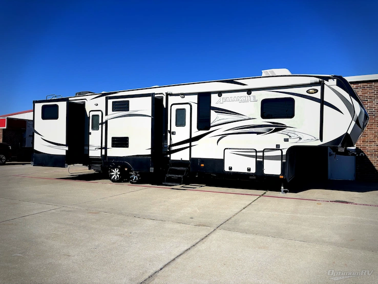 2015 Keystone Avalanche 380FL RV Photo 1