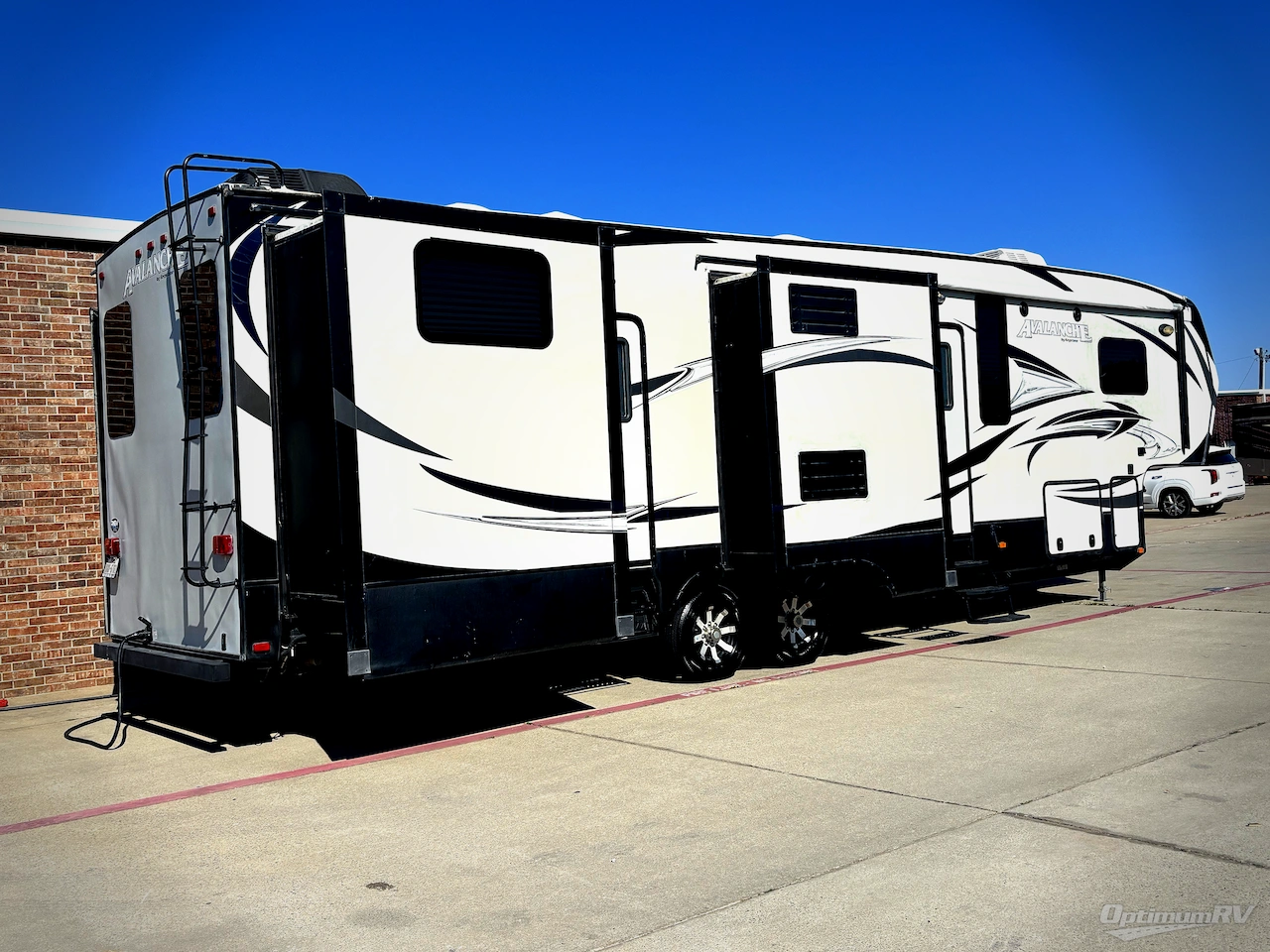 2015 Keystone Avalanche 380FL Photo 2