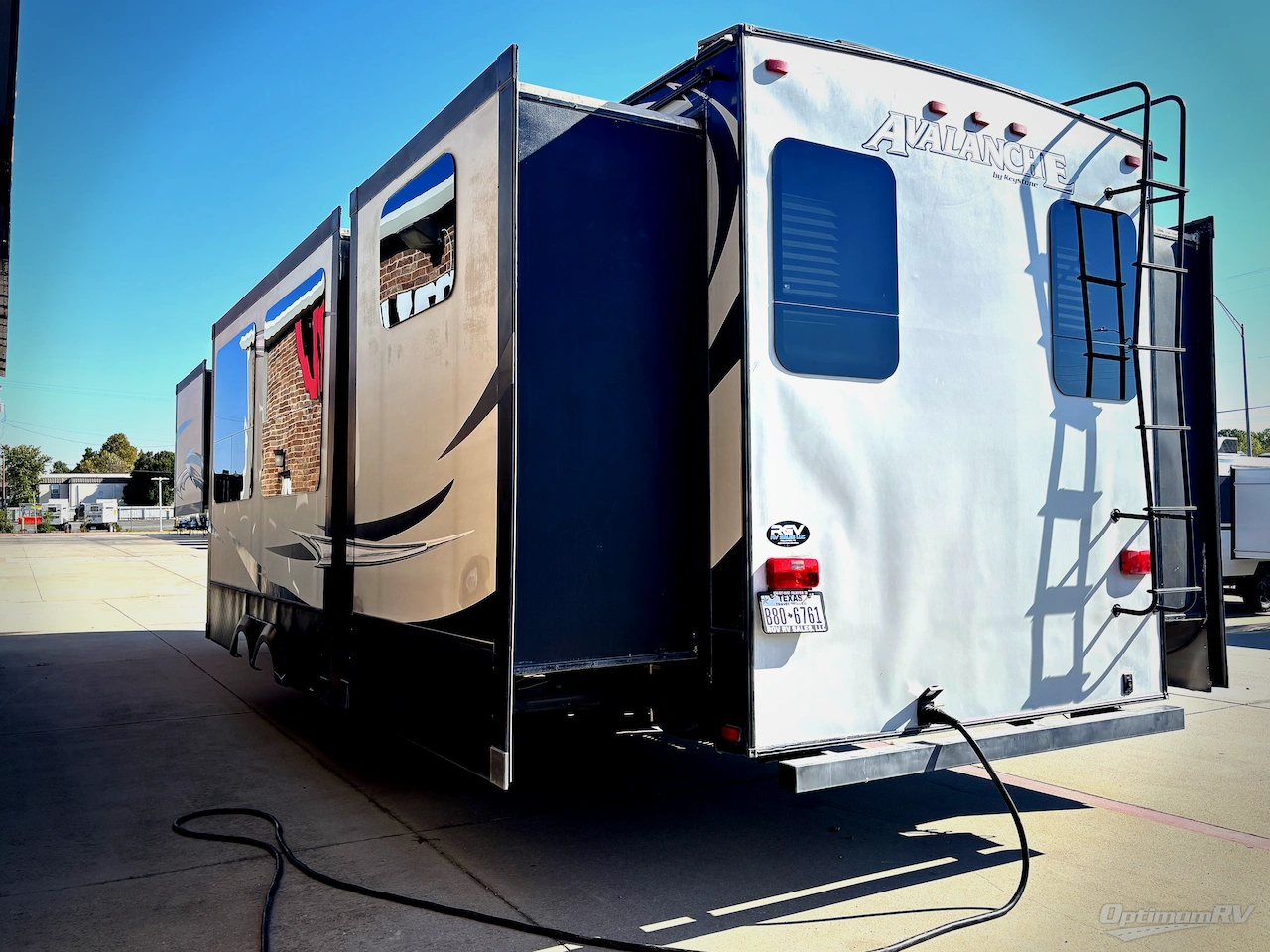 2015 Keystone Avalanche 380FL Photo 3