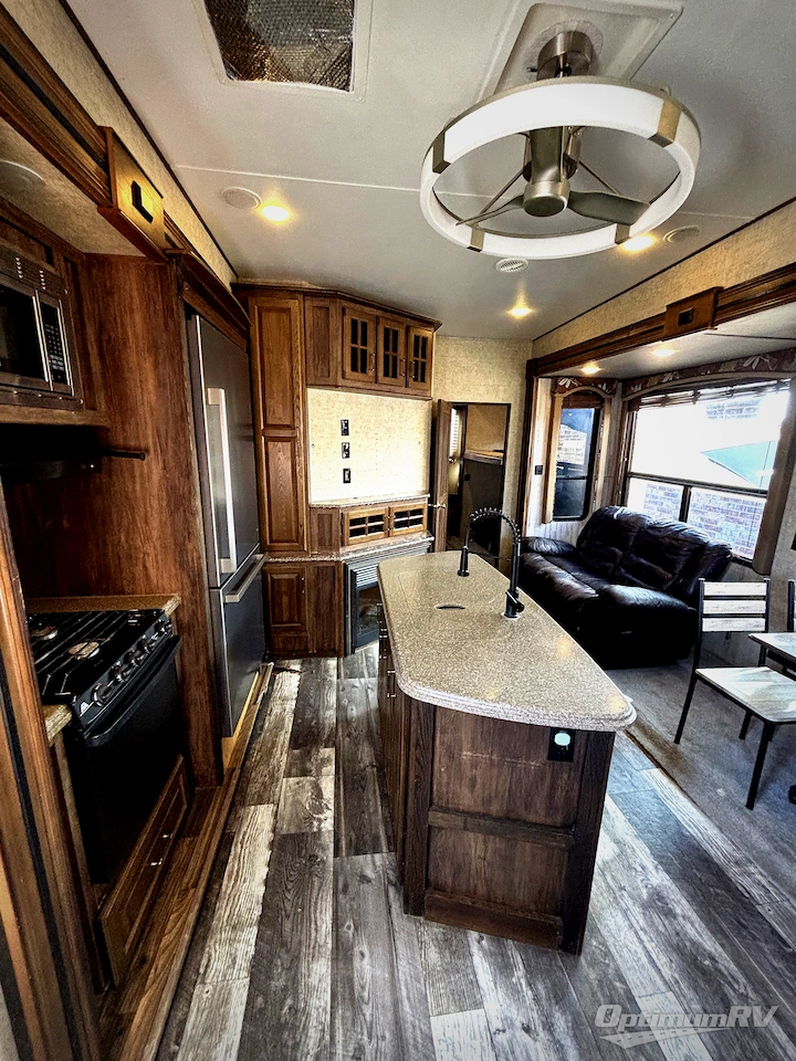 2015 Keystone Avalanche 380FL Photo 5