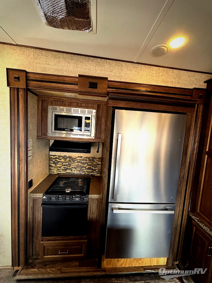 2015 Keystone Avalanche 380FL Photo 13