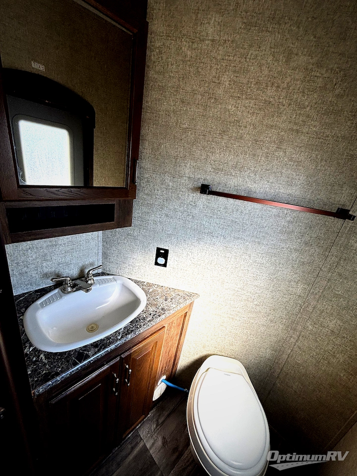2015 Keystone Avalanche 380FL Photo 24