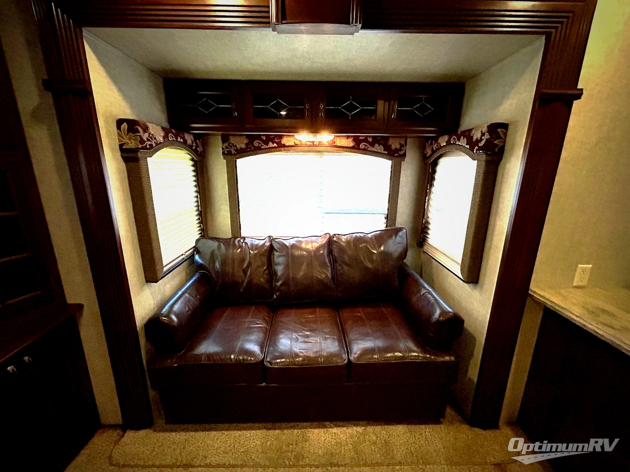 2013 Keystone Avalanche 330RE Photo 15