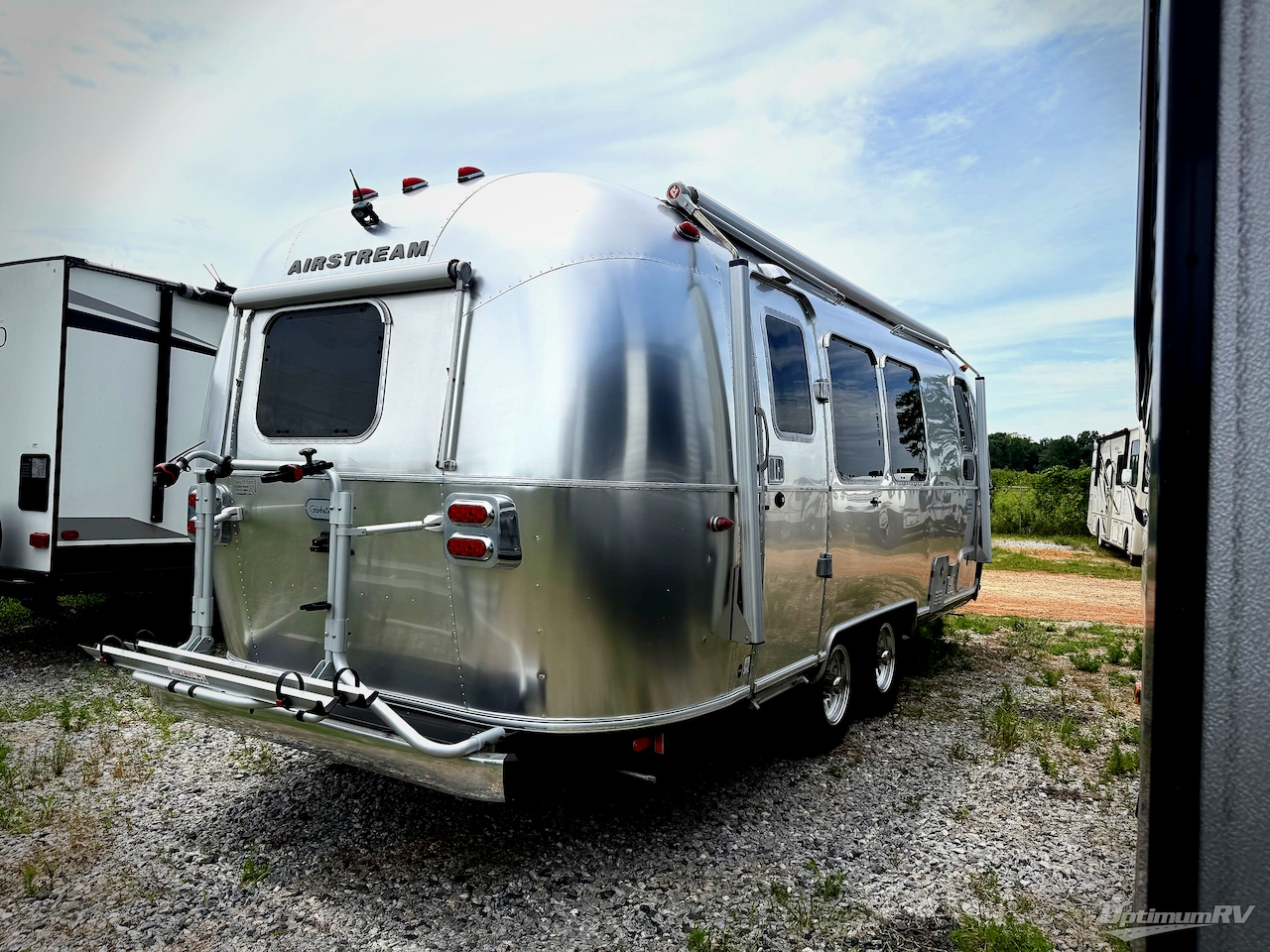 2021 Airstream Globetrotter 23FB Photo 2