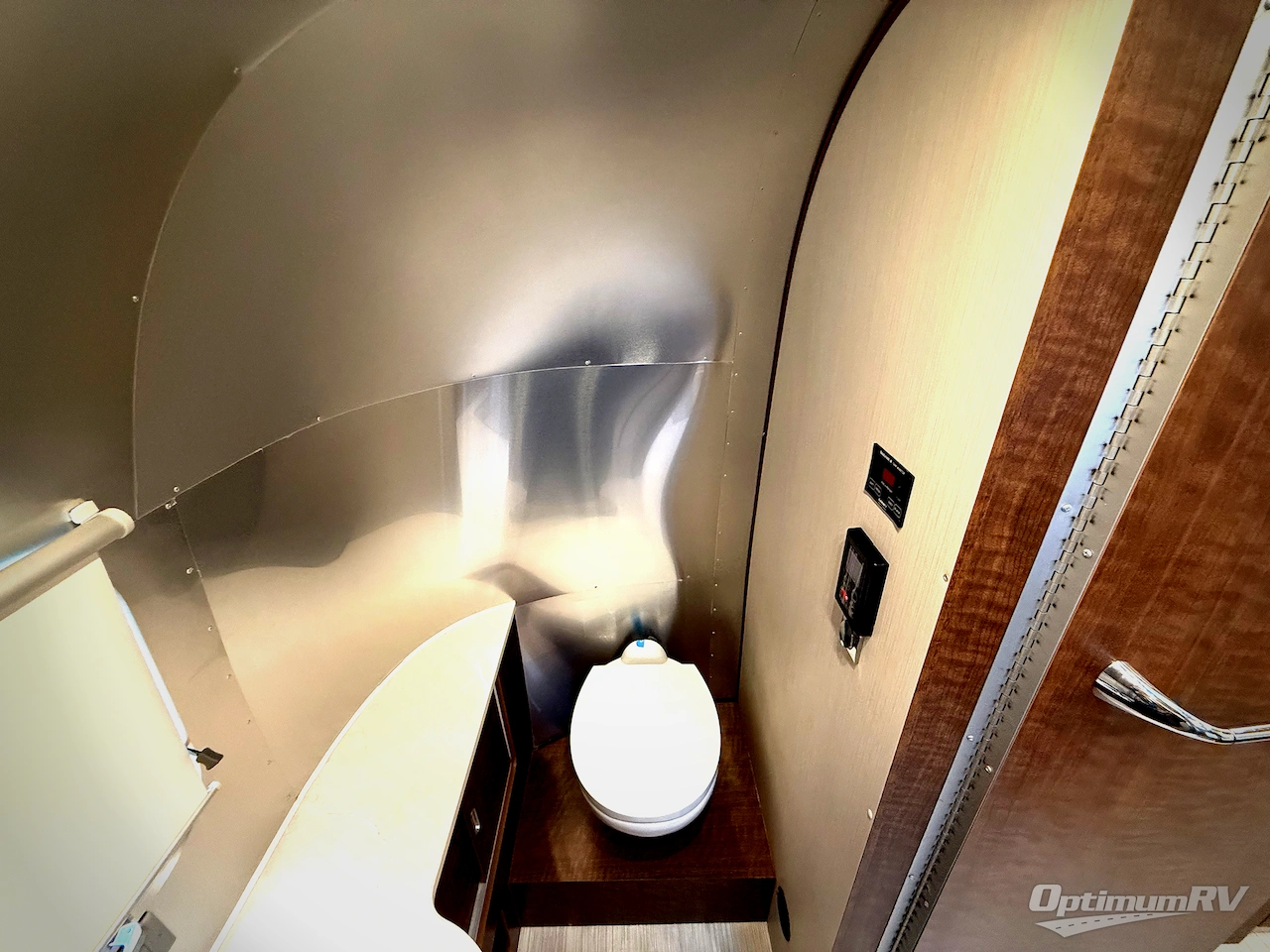 2021 Airstream Globetrotter 23FB Photo 9