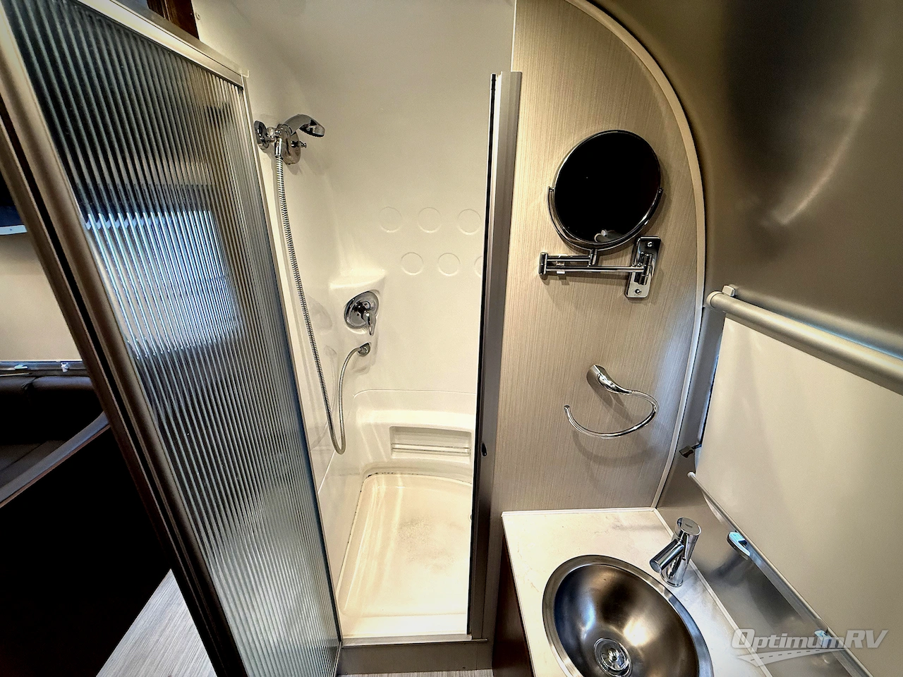 2021 Airstream Globetrotter 23FB Photo 10
