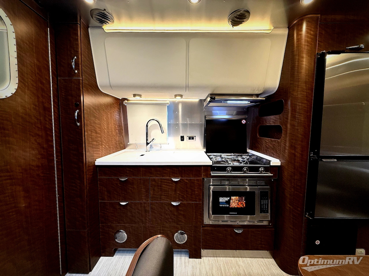 2021 Airstream Globetrotter 23FB Photo 11