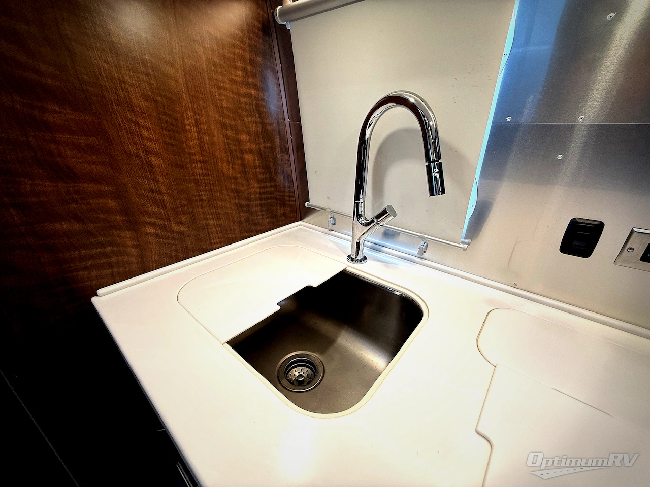 2021 Airstream Globetrotter 23FB Photo 12