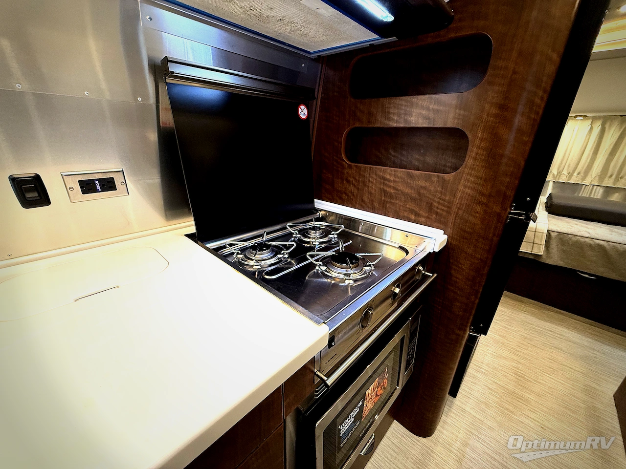 2021 Airstream Globetrotter 23FB Photo 14