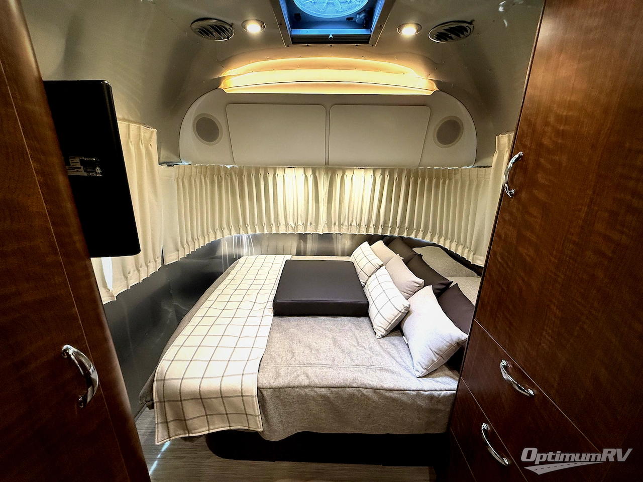 2021 Airstream Globetrotter 23FB Photo 18