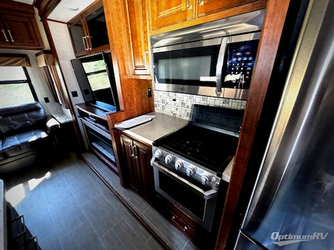 2018 Keystone Avalanche 366MB RV Photo 3