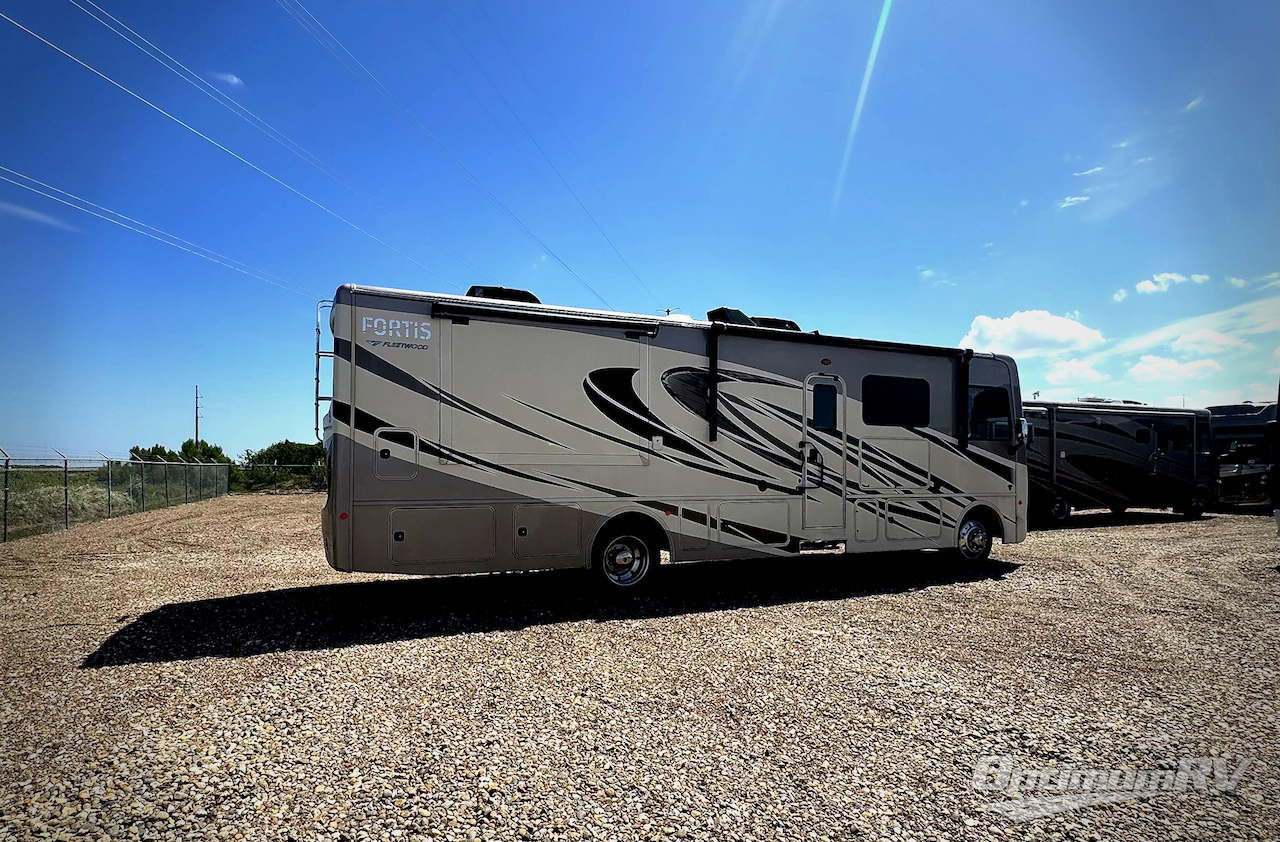 2022 Fleetwood Fortis 32RW Photo 2