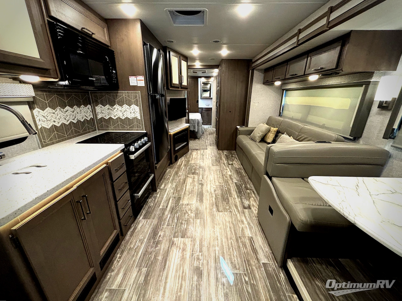 2022 Thor Hurricane 35M Photo 4