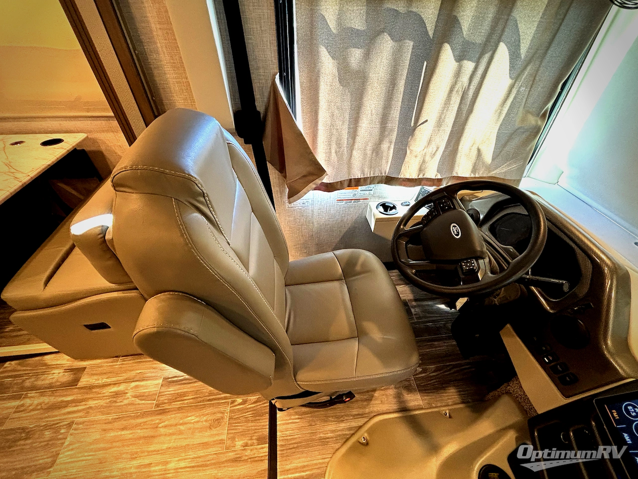 2022 Thor Hurricane 35M Photo 7