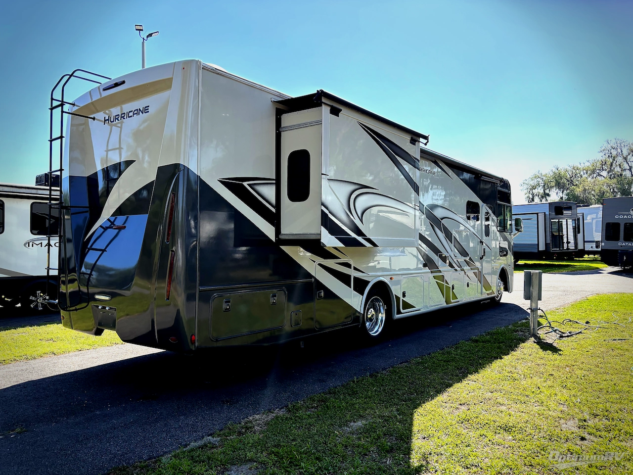 2022 Thor Hurricane 35M Photo 2