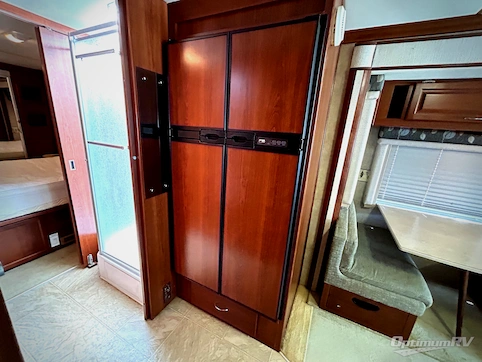 2006 Fleetwood Expedition 38S RV Photo 3