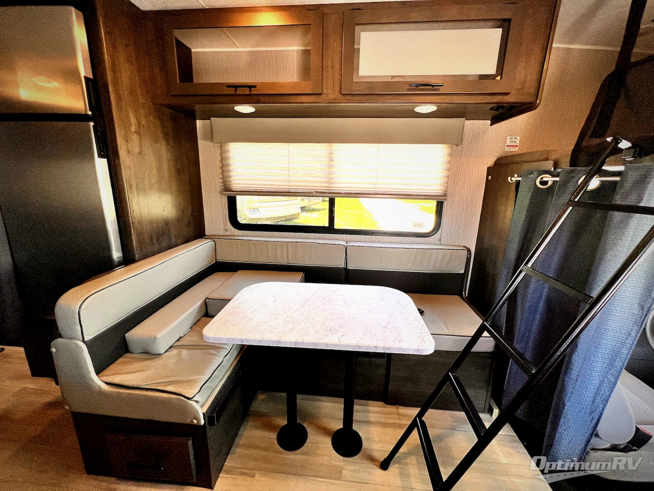 2023 Coachmen Leprechaun 220XG Ford 450 Photo 8