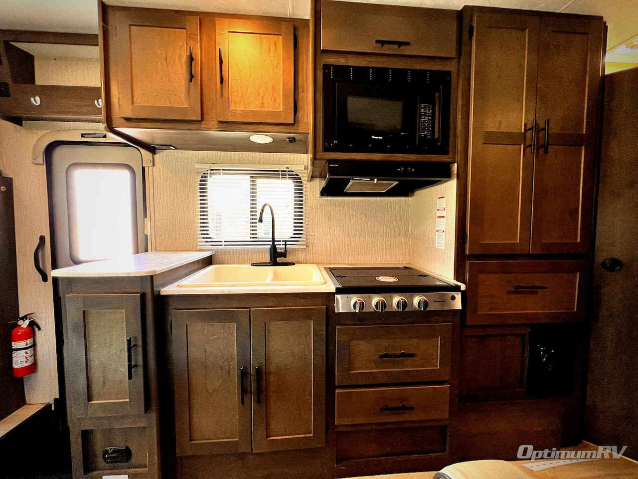 2023 Coachmen Leprechaun 220XG Ford 450 Photo 9