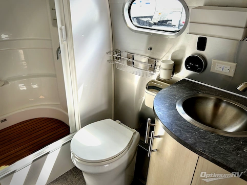 2023 Airstream Flying Cloud 30FB Office RV Photo 4
