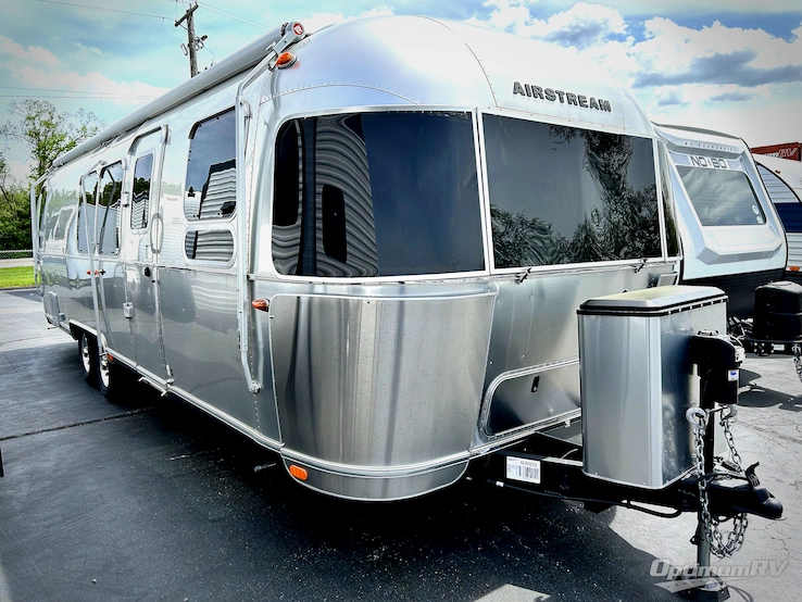 2023 Airstream Flying Cloud 30FB Office RV Photo 1