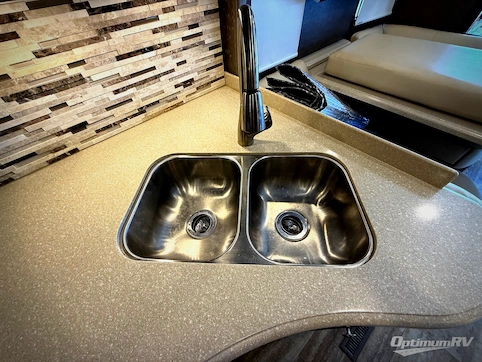 2017 Thor Palazzo 33.2 RV Photo 3