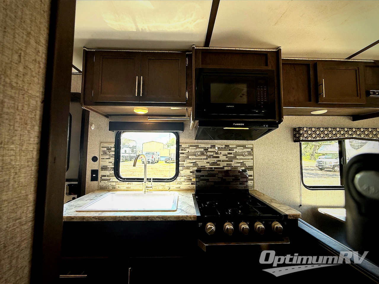 2020 Dutchmen Coleman Lantern LT Series 202RD Photo 8