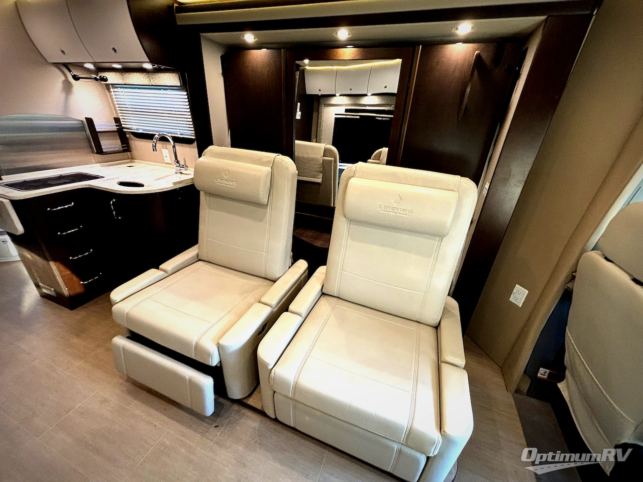 2016 Leisure Travel Unity U24CB Photo 10