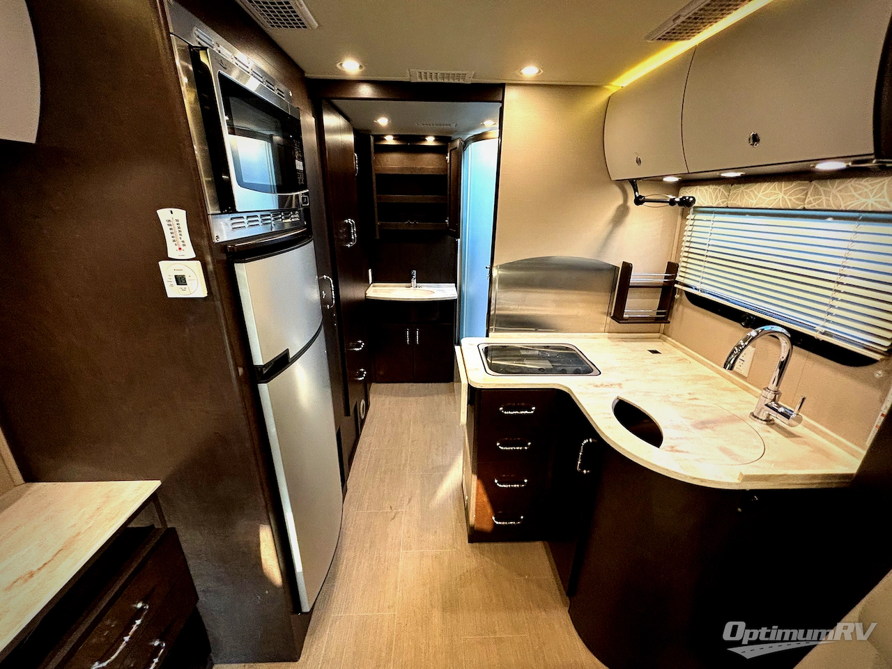 2016 Leisure Travel Unity U24CB Photo 12