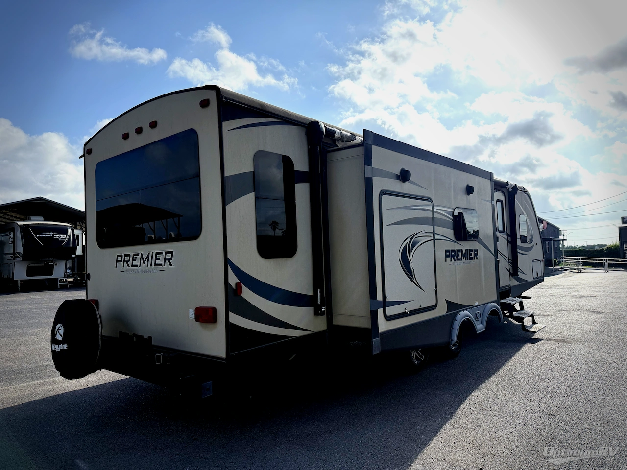 2018 Keystone Premier Ultra Lite 30RIPR Photo 2