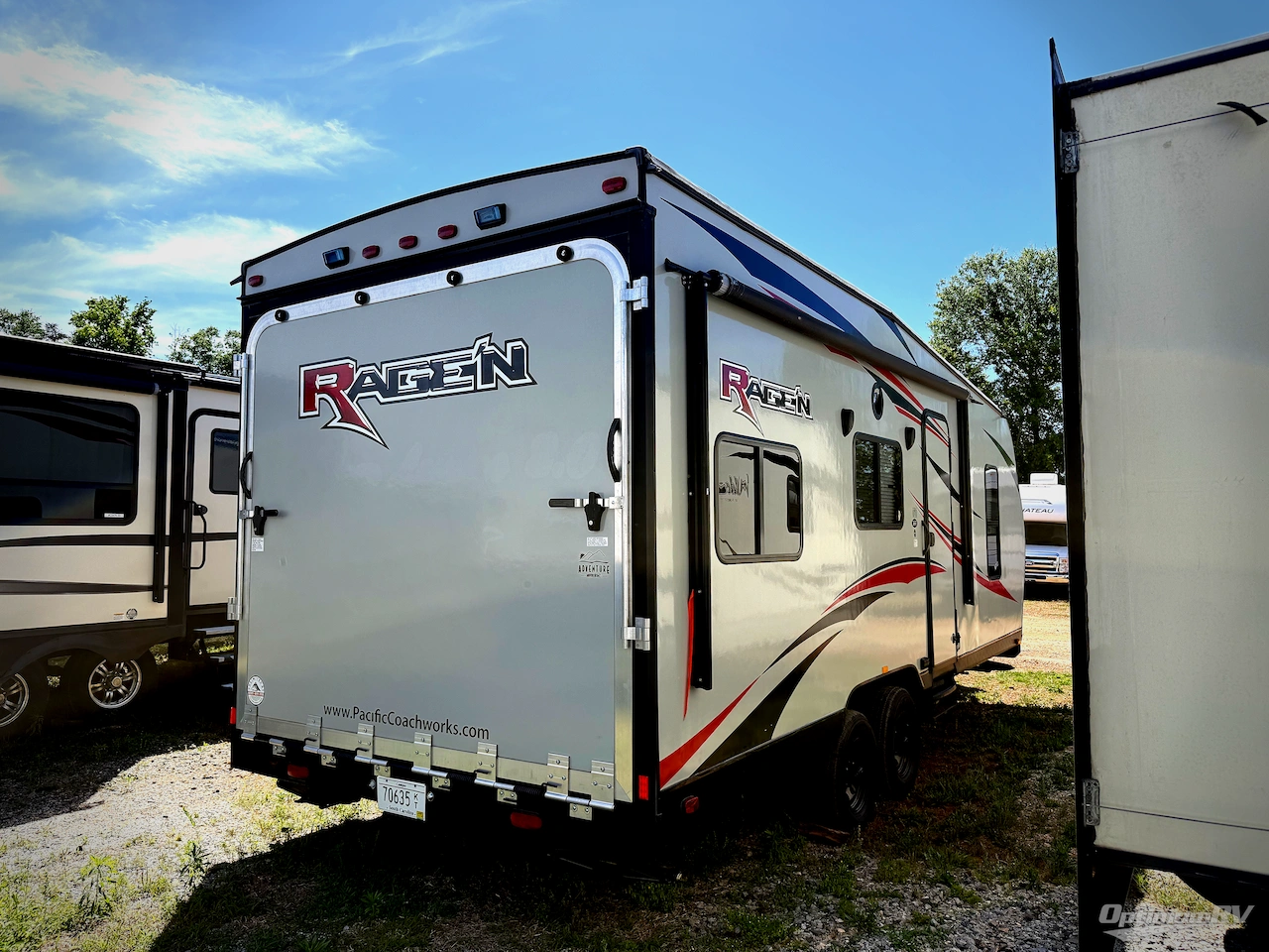 2019 Pacific Coachworks Rage'n 2213 Photo 2