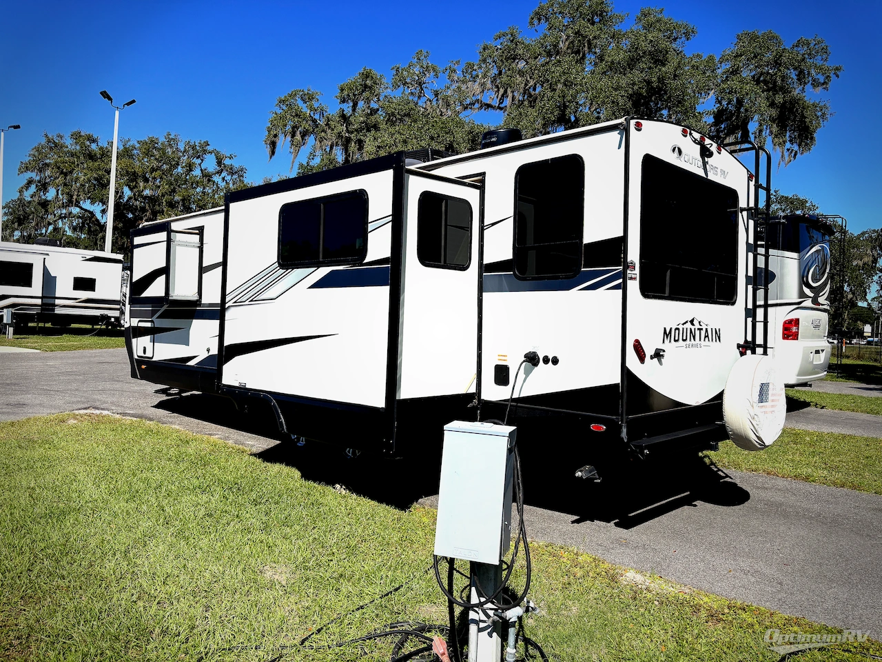 2023 Outdoors RV Black Stone Mountain Series 250RDS Photo 3