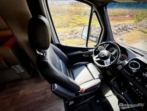 2021 Tiffin Wayfarer 25RW RV Photo 2