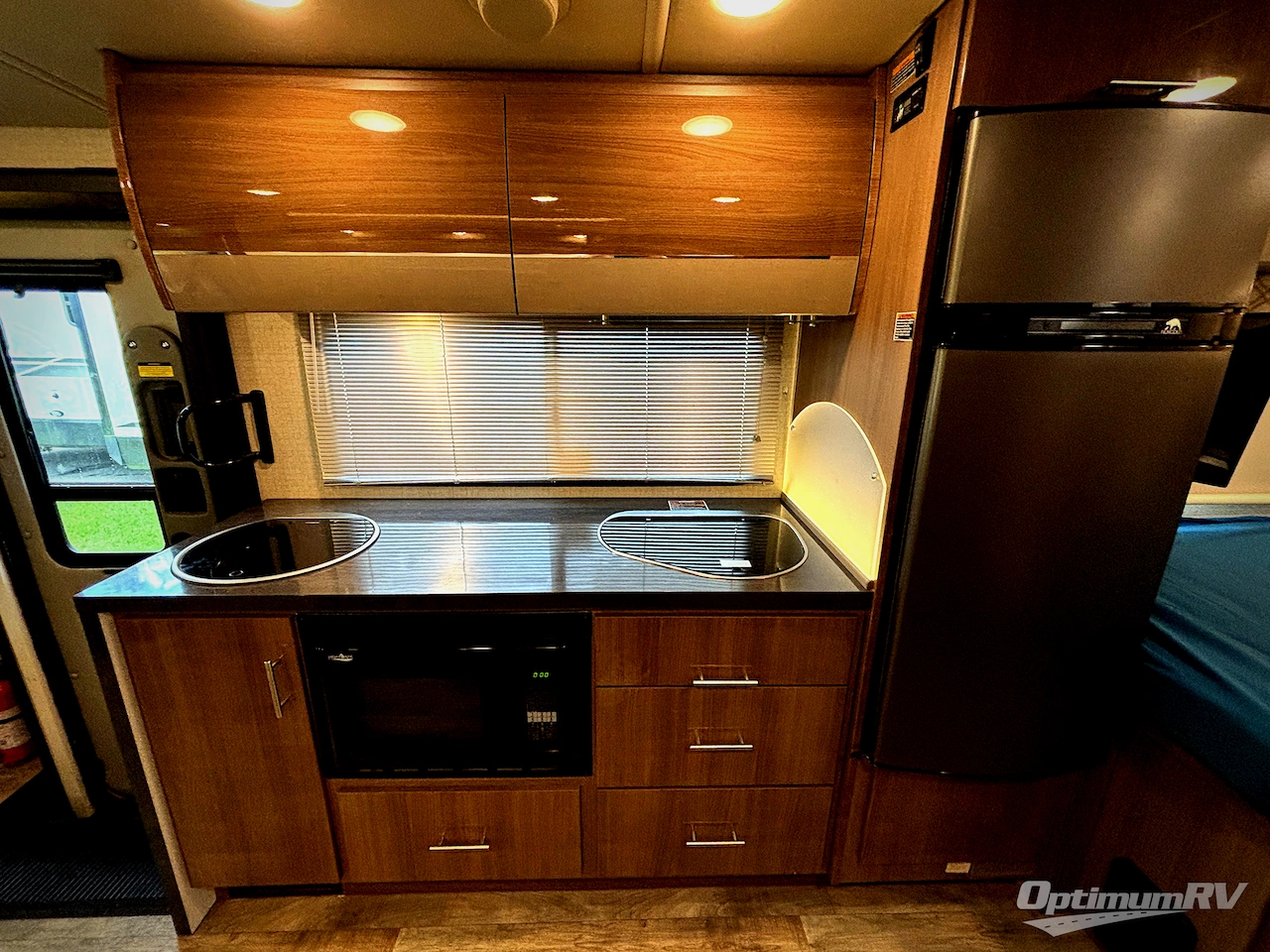 2017 Winnebago Via 25P Photo 6
