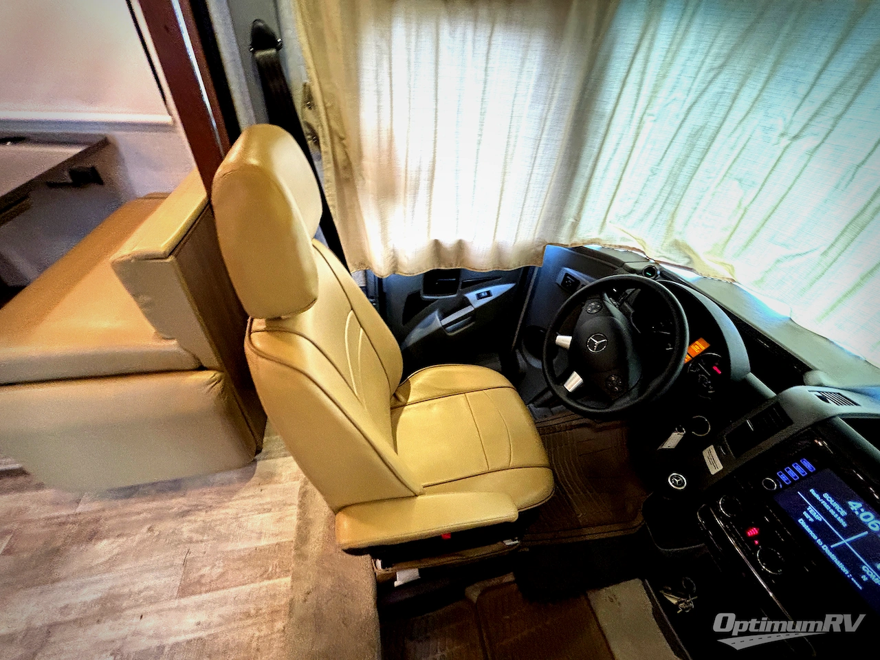 2017 Winnebago Via 25P Photo 7