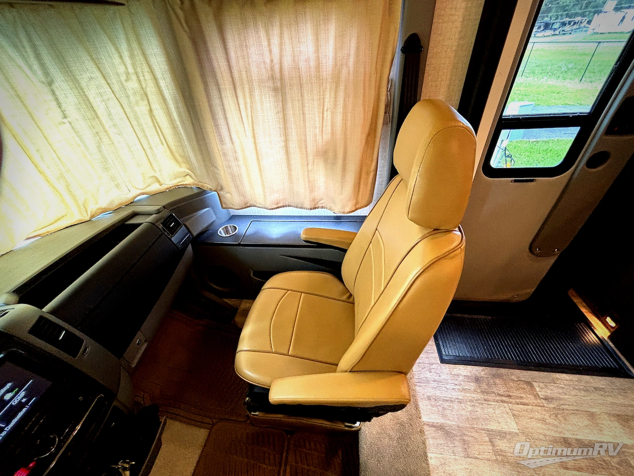 2017 Winnebago Via 25P Photo 9