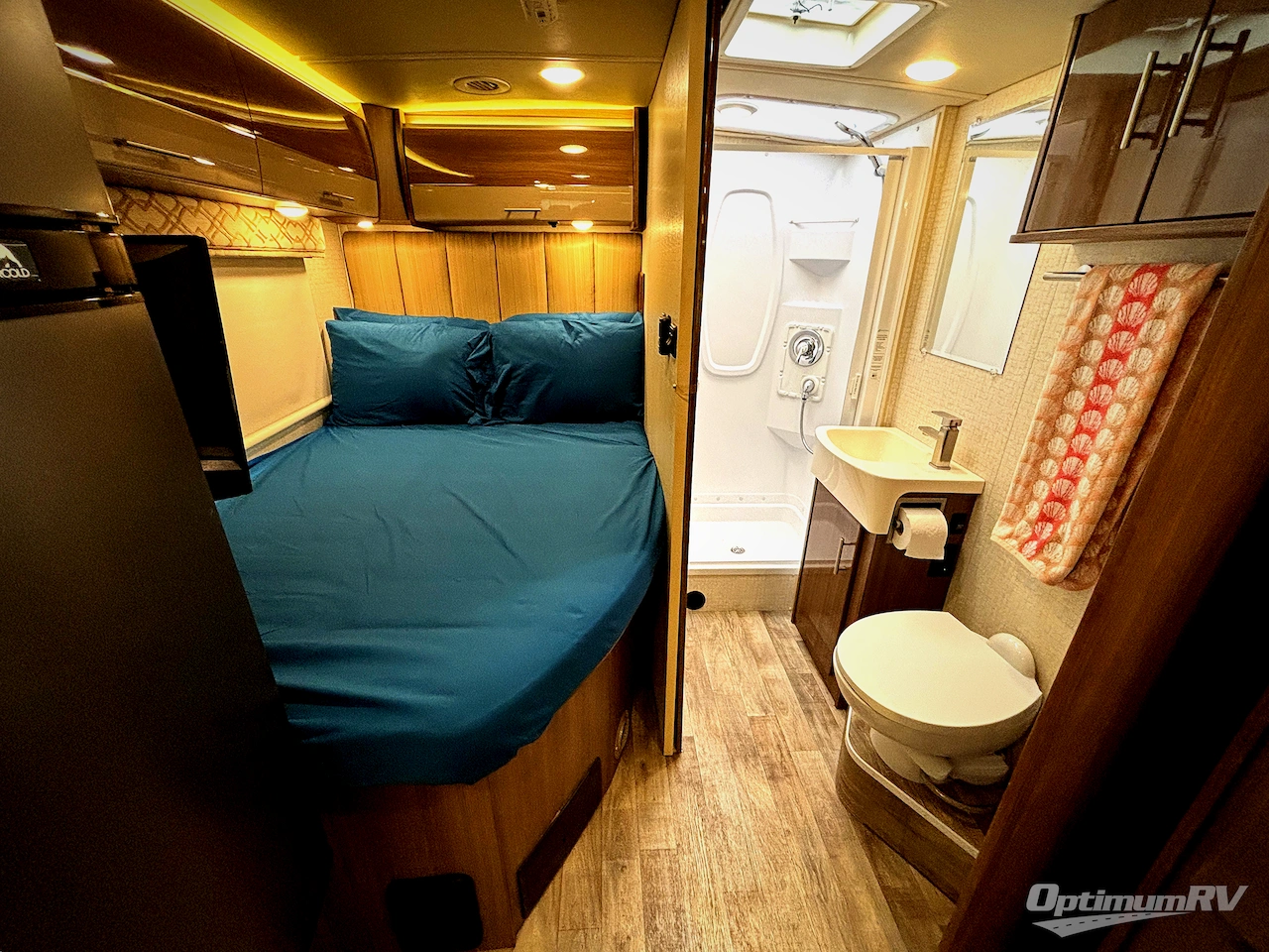 2017 Winnebago Via 25P Photo 13