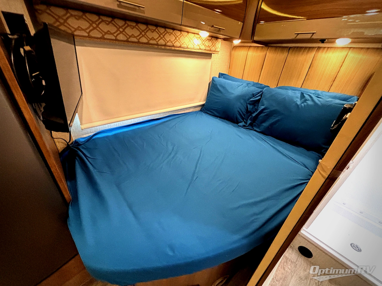 2017 Winnebago Via 25P Photo 14