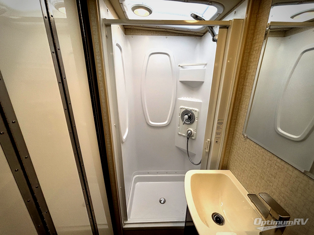 2017 Winnebago Via 25P Photo 17