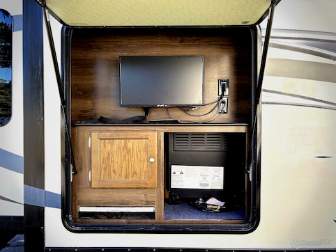 2017 Keystone Premier Ultra Lite 30RIPR RV Photo 3