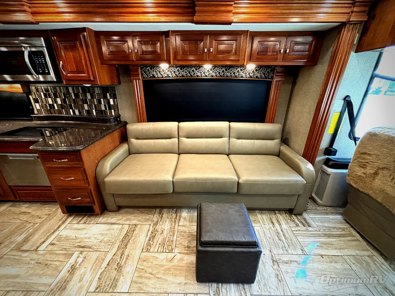 2018 Fleetwood Discovery LXE 40D Photo 14