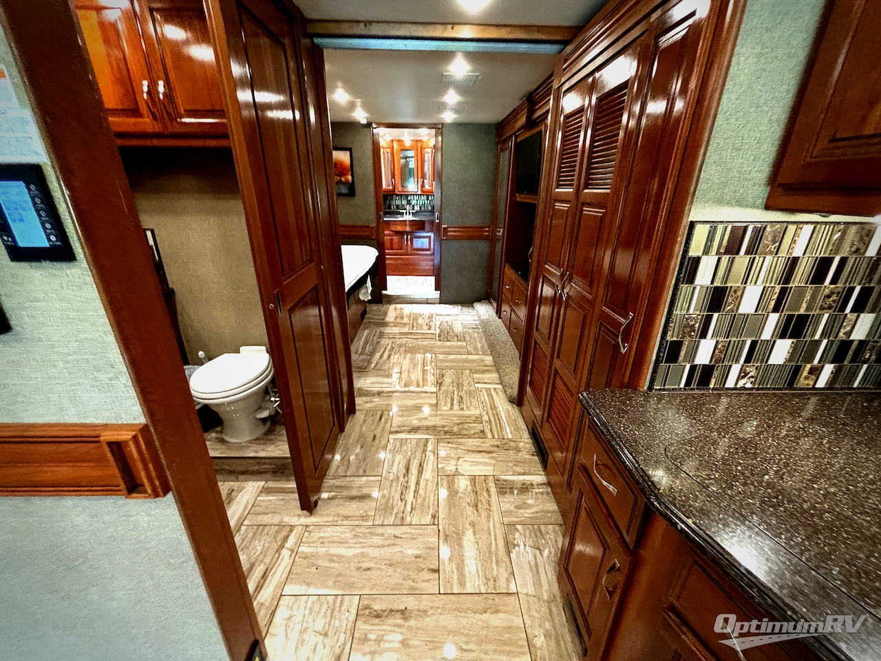 2018 Fleetwood Discovery LXE 40D Photo 16
